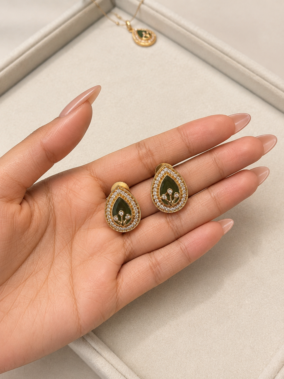 Green Teardrop Pendant Necklace Set