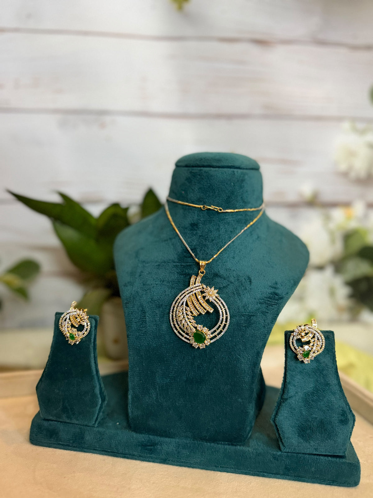 Green Stone Gold Look Pendant Necklace Set