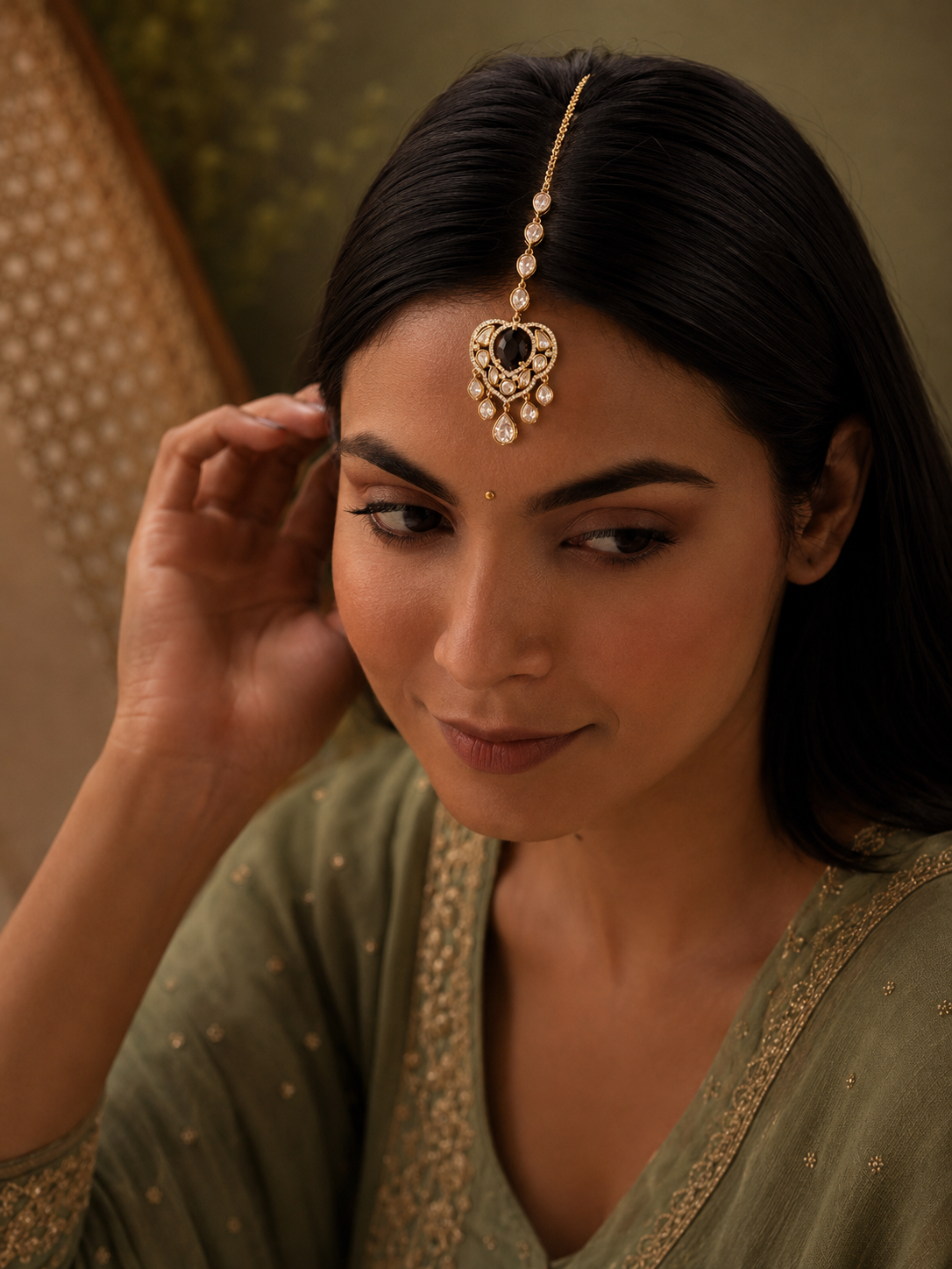 Black Stone Kundan Maang Tikka with Teardrop Detailing
