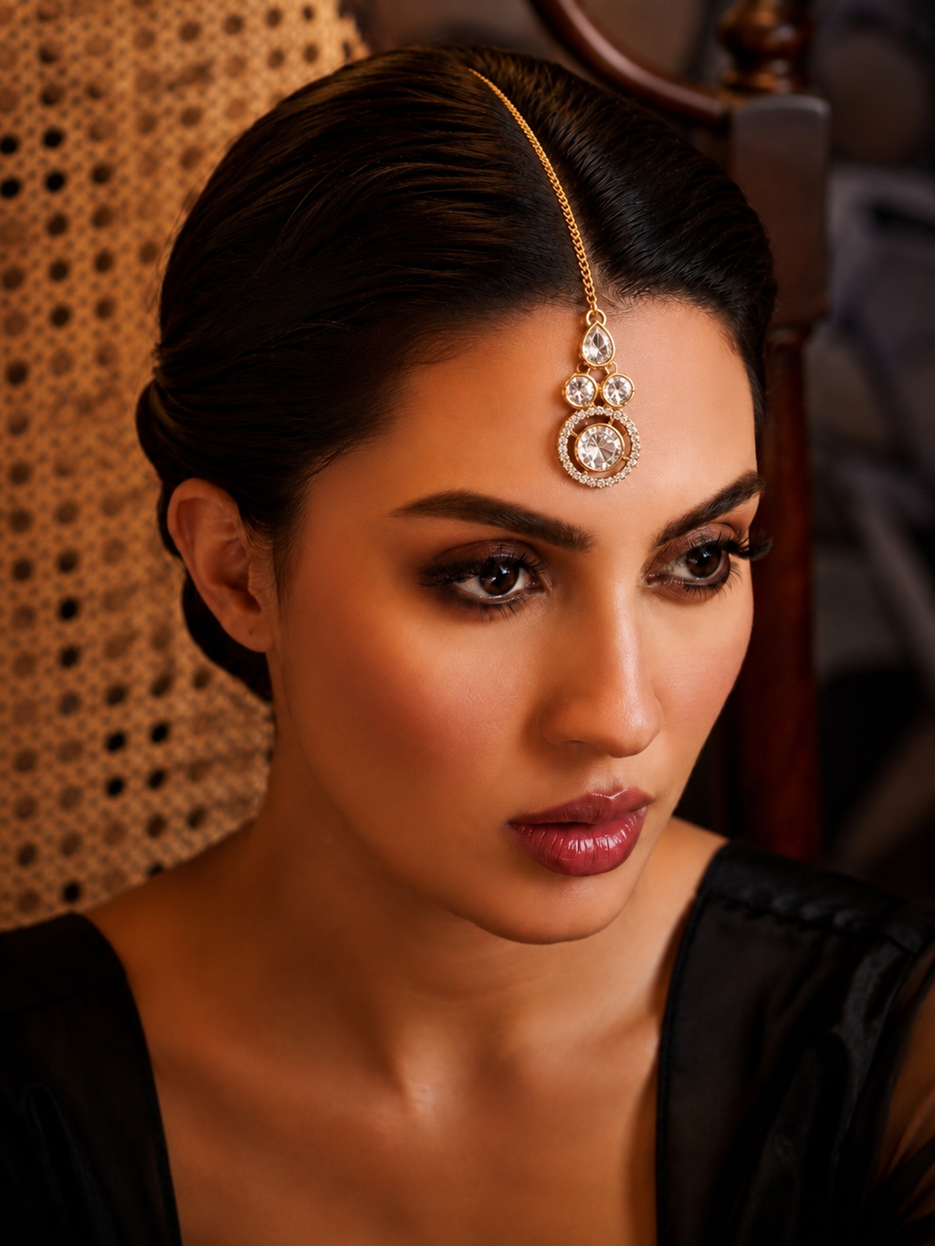 woman wearing diamond finish circular maang tikka with kundan stones